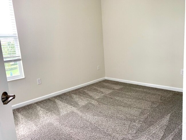 Building Photo - 5 Bedroom / 3 Bath Town home with 2 car garage