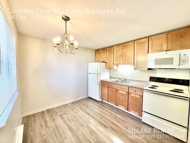 Building Photo - Roomy, remodeled 2-bed w/ on-site laundry ...