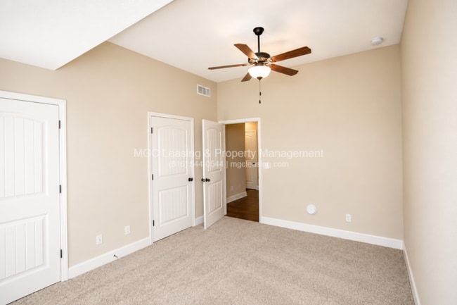 Building Photo - Eagle Creek Townhome — Main-Floor Primary Suite