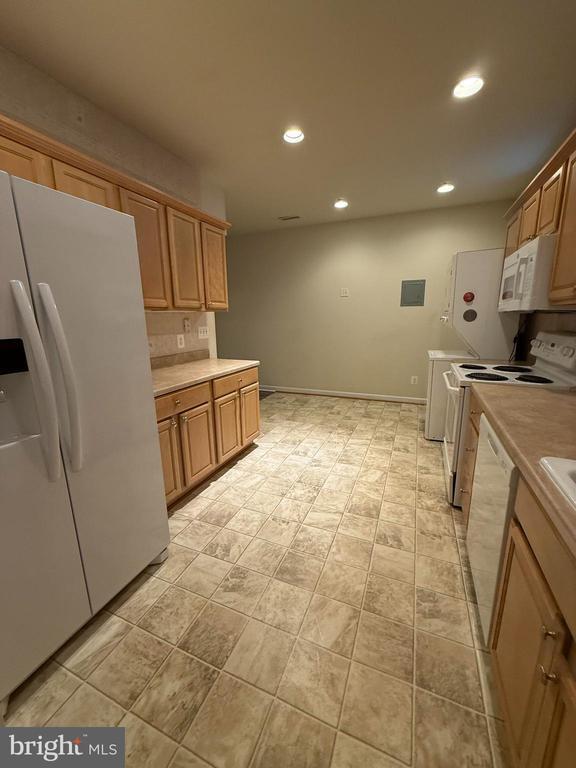 Building Photo - 10892 Clara Barton Dr