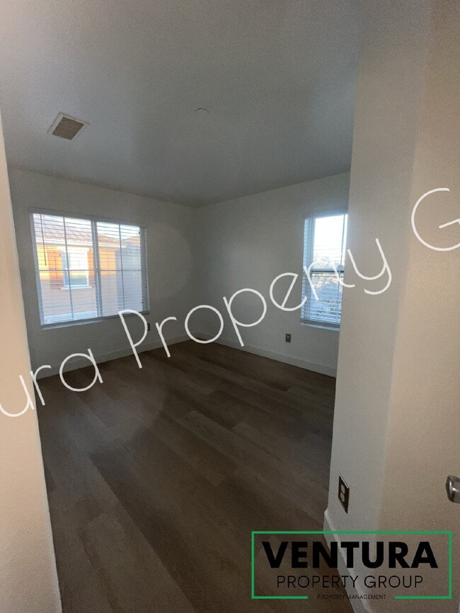 Building Photo - Spacious 4-Bed, 3-Bath Townhouse Retreat at The Gated Community at the Cottages