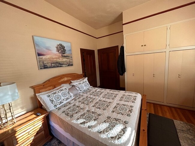 Building Photo - Lovely Historical Home