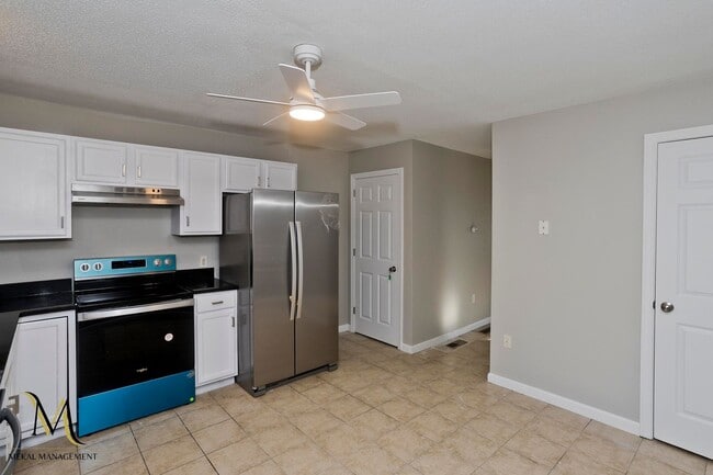 Building Photo - Newly Renovated Duplex Apt | All New Appliances + Off Street Parking