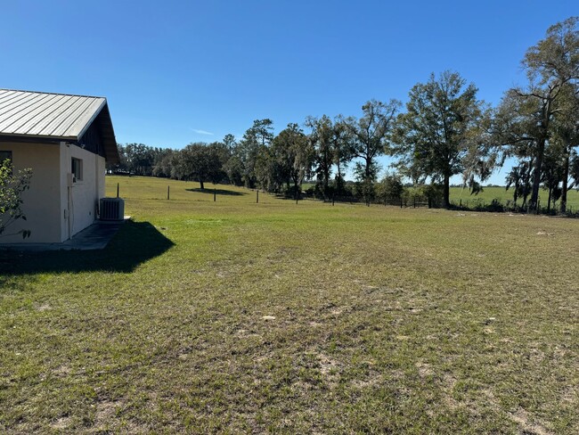 Building Photo - Quiet Country Living!!