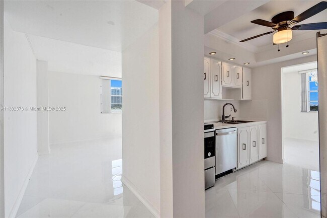 Building Photo - 3113 S Ocean Dr