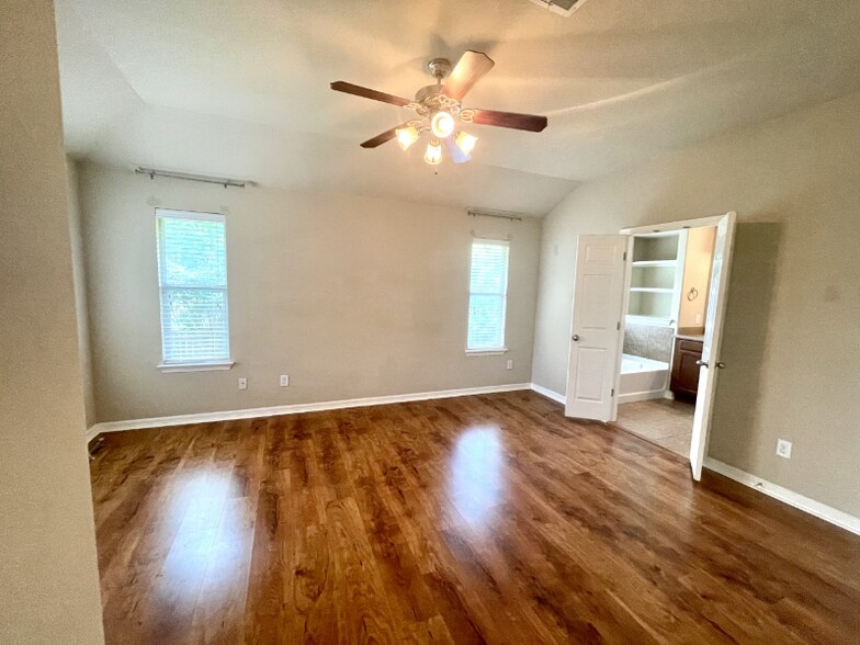 Building Photo - 4235 Fairmeadow Dr