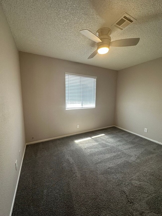 Building Photo - Two Bedroom/One Bathroom
