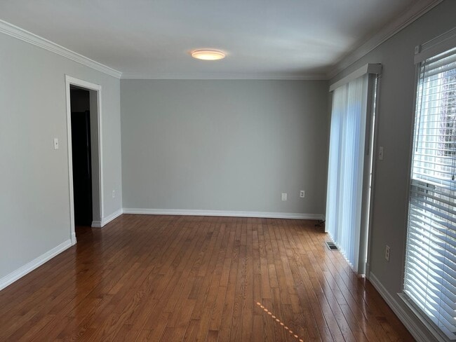 Building Photo - Renovated End-Unit Townhome