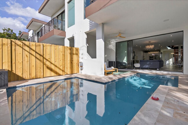 Building Photo - 1121 NE 17th Ave