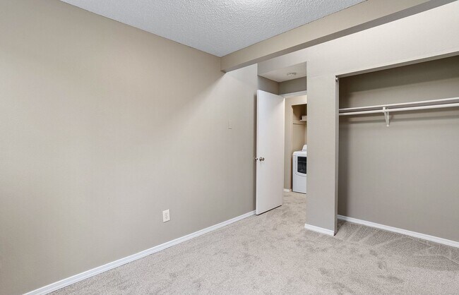Building Photo - 1614 Village Park Pl
