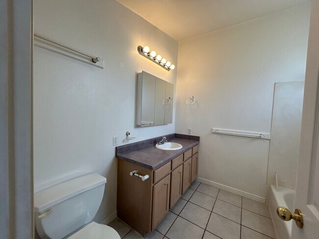 Building Photo - Carterville Duplex