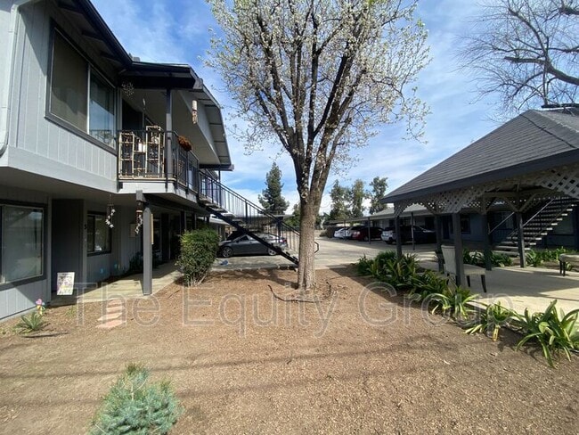 Building Photo - 701 E Noble Ave