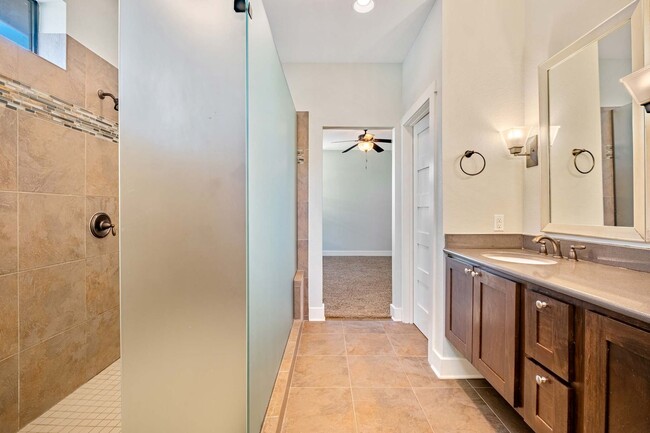 Building Photo - Stunning Modern Home in Desirable 78704 Ne...
