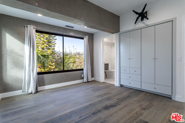 Building Photo - 8424 Grand View Dr