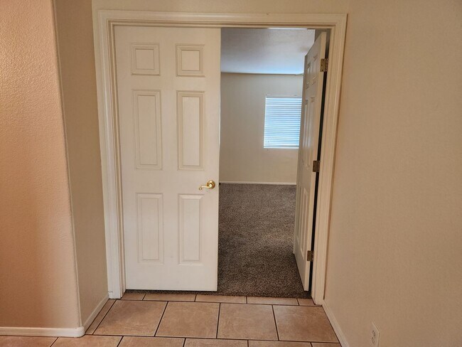 Building Photo - Rental Home Available in Surprise!