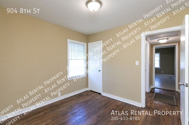 Building Photo - 904 8th St