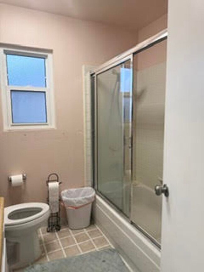 Building Photo - Spacious 3 Bedroom La Crescenta Home!