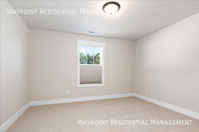 Building Photo - 1704 E Cutgrass Ln