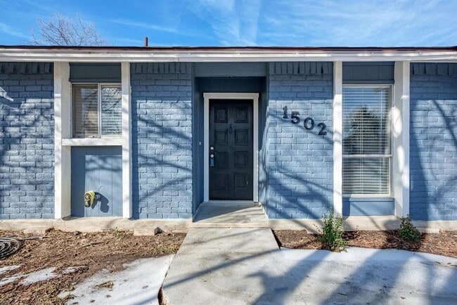 Building Photo - 1502 Sagebrush Dr