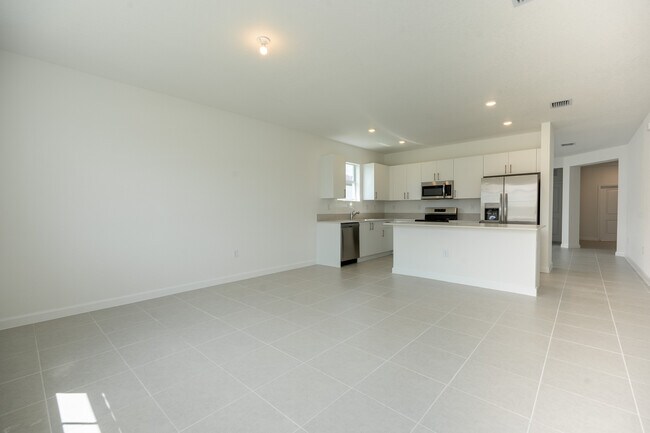 Building Photo - 2485 SE 29th Dr
