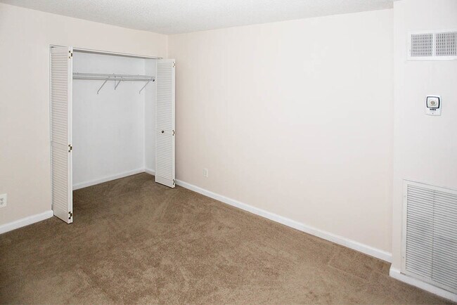 Building Photo - Large 2br/2ba - All utilities included in rent
