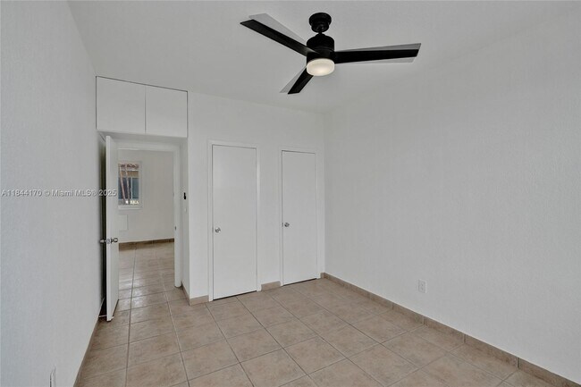 Building Photo - 2160 Bay Dr