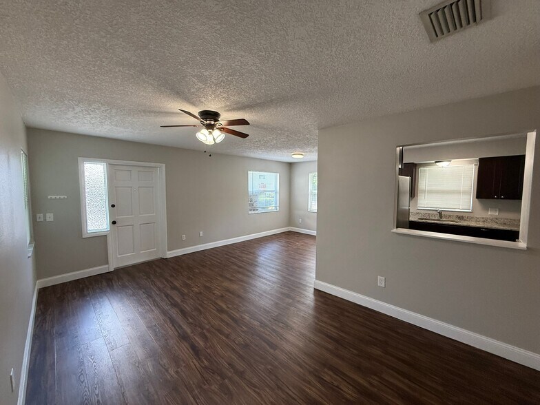Building Photo - 2 Bed/1 Bath - Unit 8