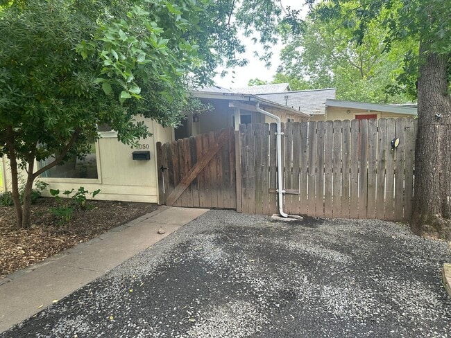 Building Photo - 2 BR w/ Bonus Room/Office