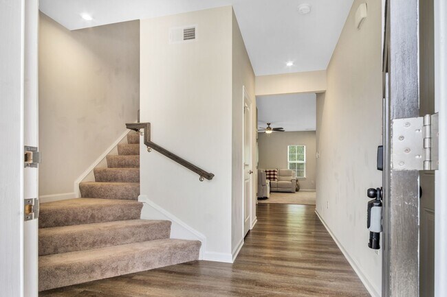 Building Photo - Fully Furnished 3 Bedroom 2.5 Bath Townhom...