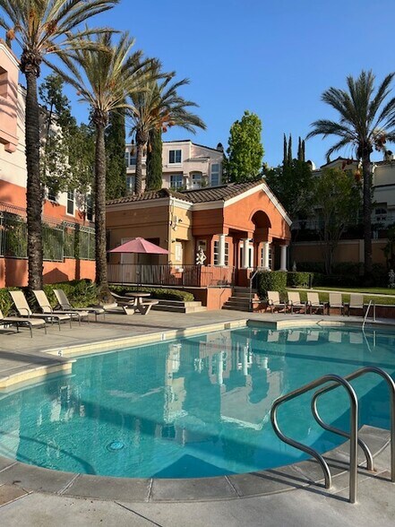 Building Photo - 1020 S San Marino Way