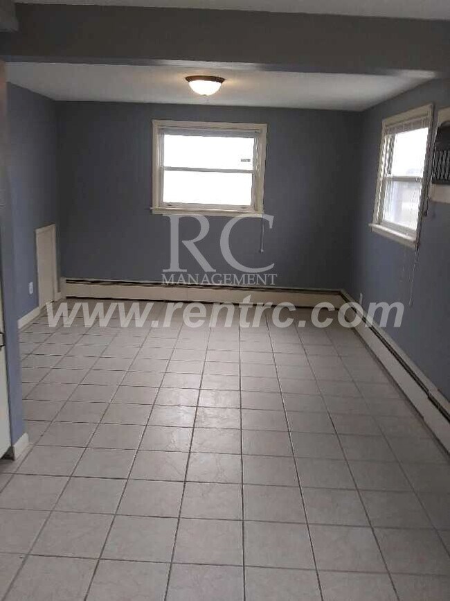 Building Photo - 905 Sprague-