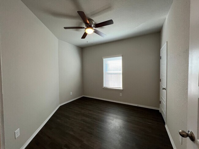 Building Photo - Luxury 3/2 Duplex in Seguin, Texas