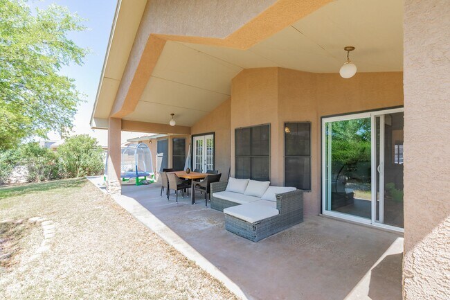 Building Photo - Beautiful Home in the Golf Course Area
