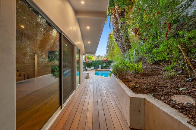 Building Photo - 2221 Bowmont Dr