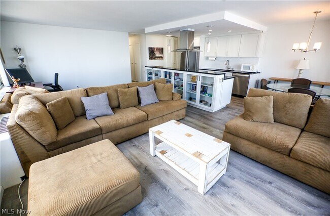 Building Photo - 12520 Edgewater Dr