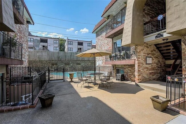 Building Photo - Chic & Updated 1-Bedroom Condo Near the Pl...