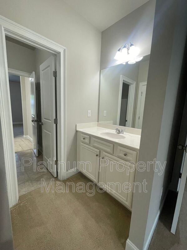 Building Photo - 5180 Mirror Lake Dr