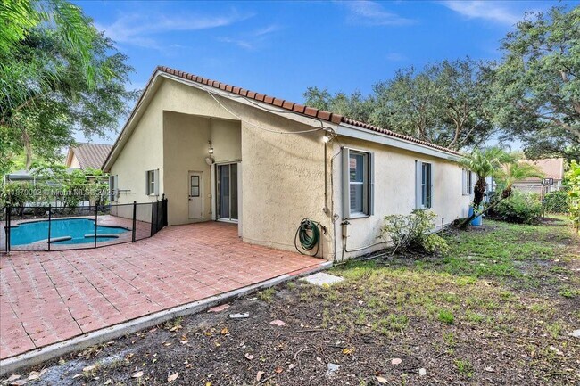 Building Photo - 5650 NW 40th Terrace