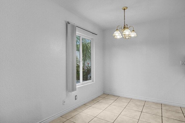 Building Photo - Upstairs 1 Bedroom Condo w/ Parking - Fresh Paint & Carpet!
