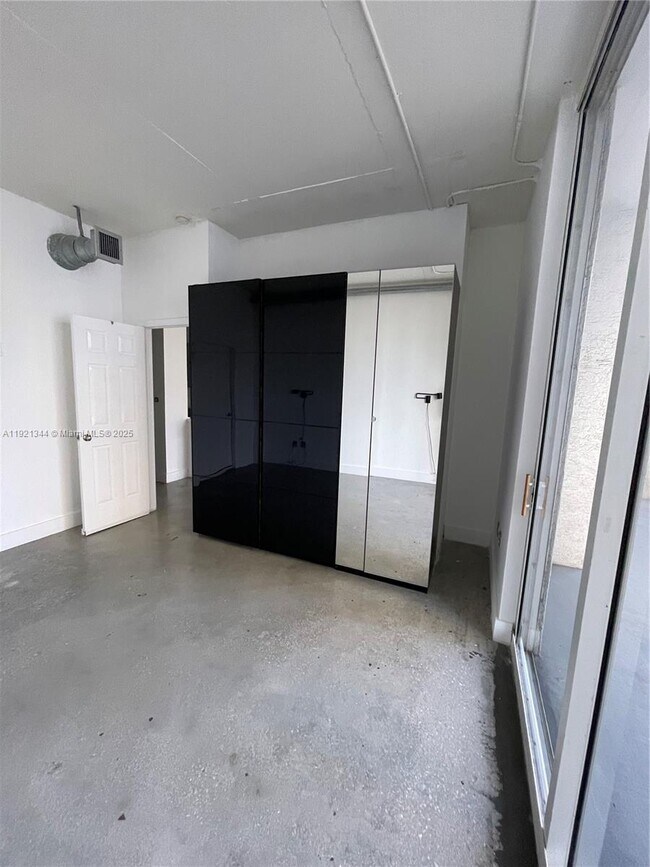 Building Photo - 444 NE 30th St