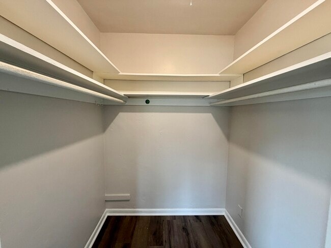 Building Photo - 1615 Crest Dr