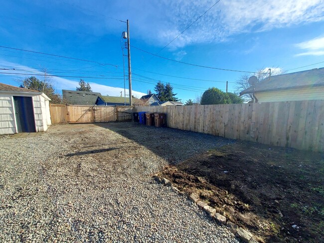 Building Photo - 2 bedroom 1 bath home with huge fenced in ...