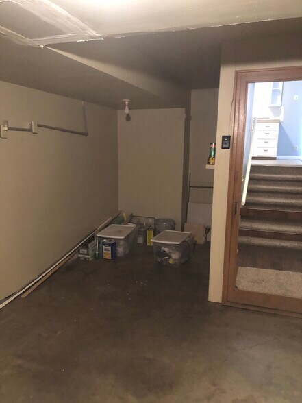 Building Photo - 2358 S Crestway St