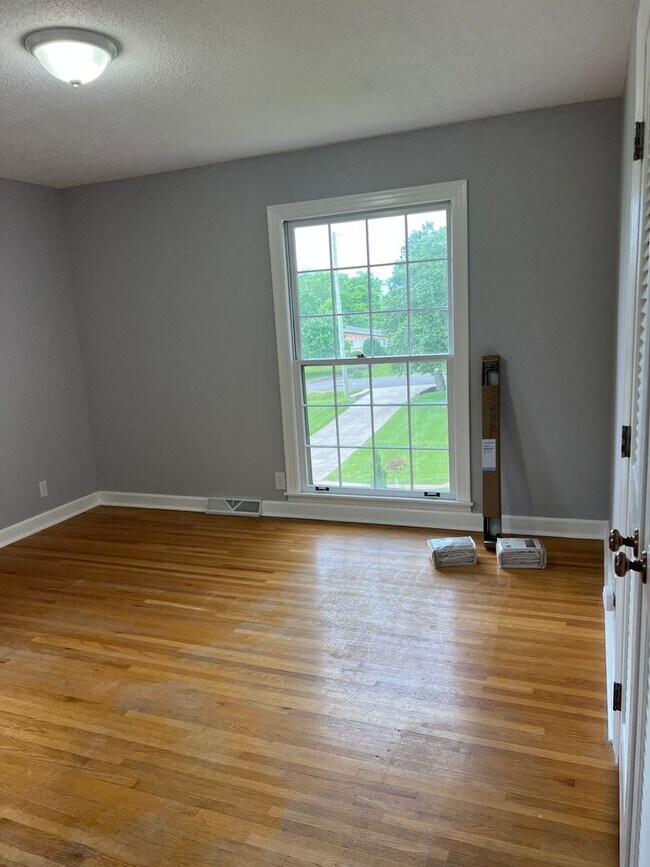 Building Photo - Single Family Home on almost an acre, 4 be...