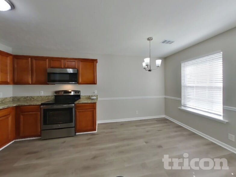 Building Photo - 996 Tom Hailey Blvd