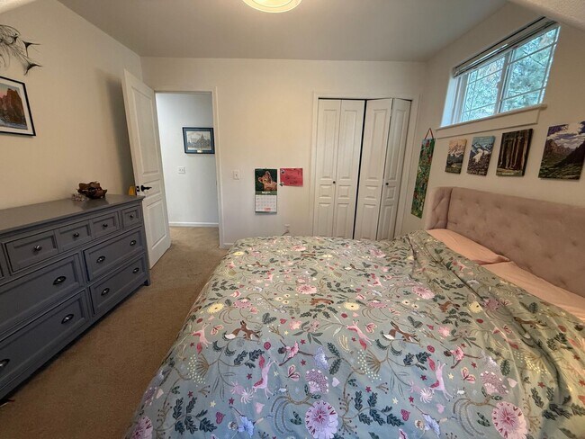 Building Photo - Beautiful 3 Bed/2.5 Bath Home in West Bend - Albany Ave