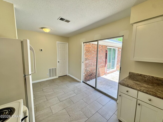 Building Photo - 4006 E 11th St