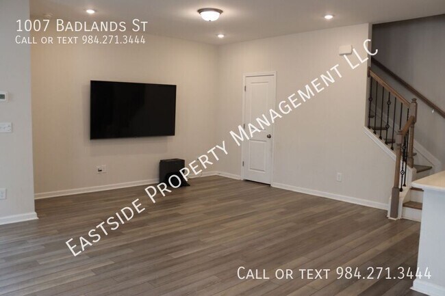 Building Photo - 1007 Badlands St