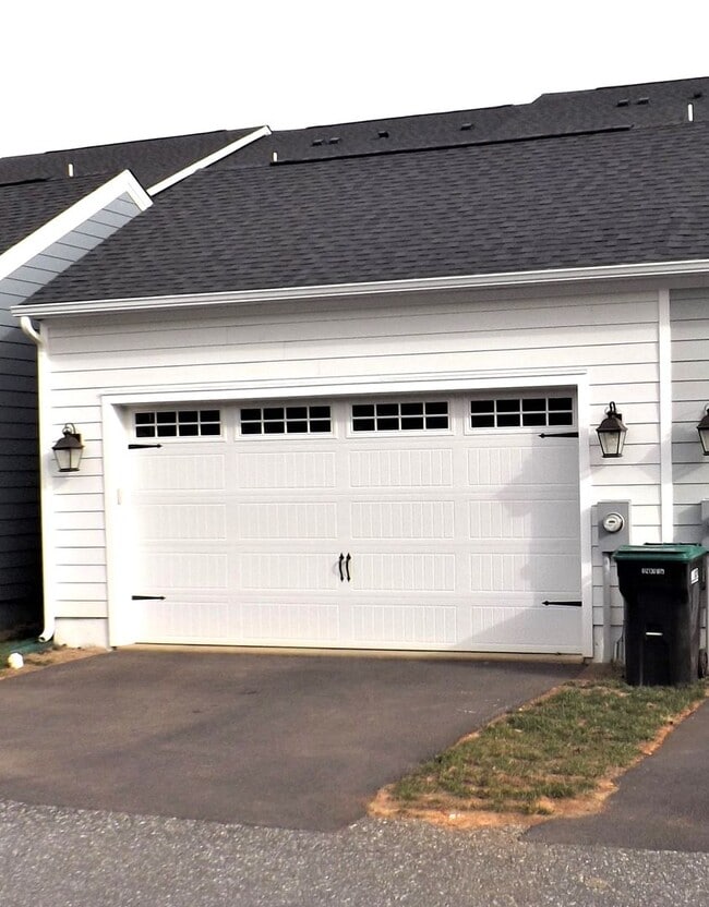 Building Photo - Executive Townhome in Preston Lakes