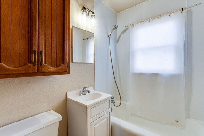 Building Photo - 1616 E Funston St